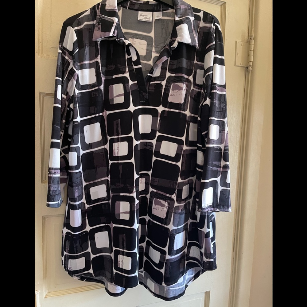 Hi/low tunic large with squares black and white. Three-quarts sleeves.